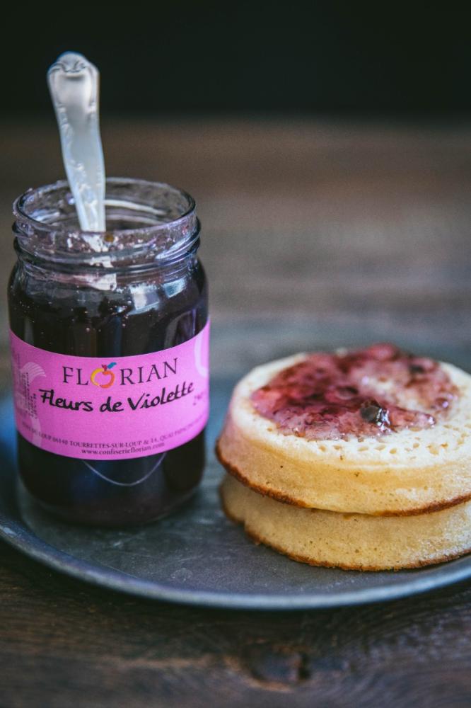 Recette de crumpets et confiture de violette