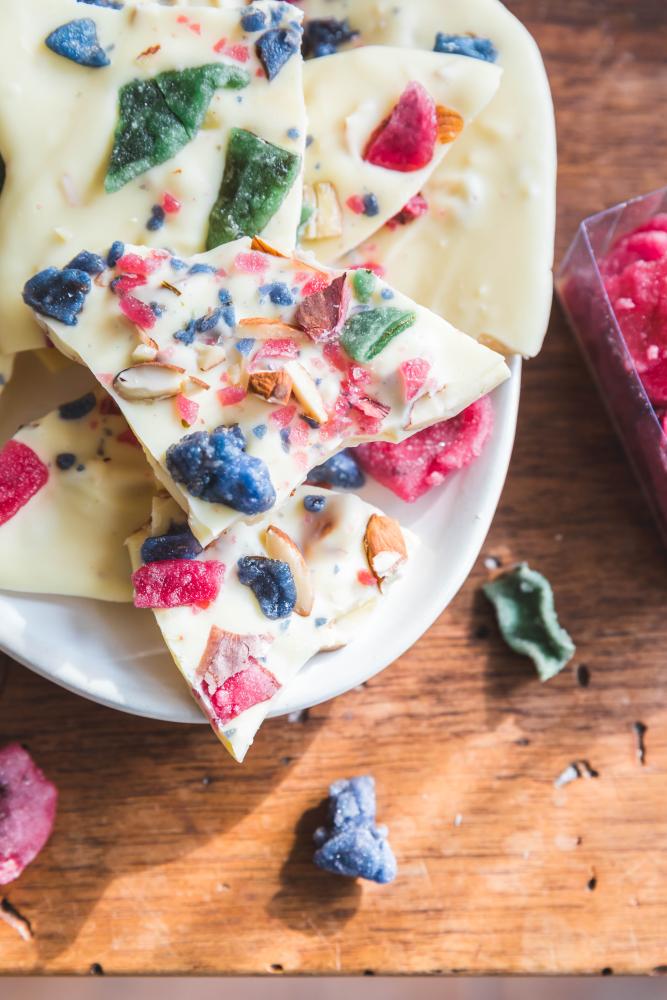 Recette de mendiants au chocolat blanc et fleurs cristallisées