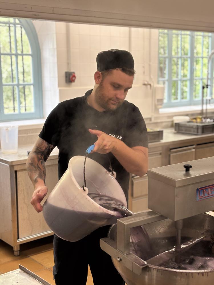 confiseur qui prépare de la confiture