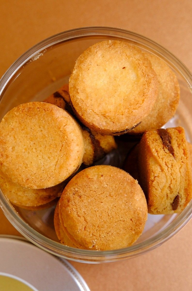 Milk chocolate shortbread biscuits presented in a transparent box