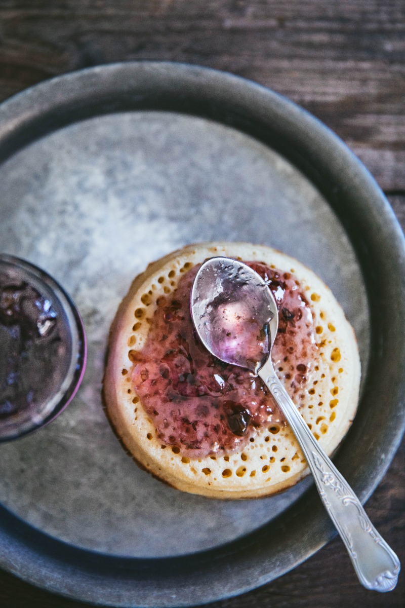 Crumpet et confiture de violette