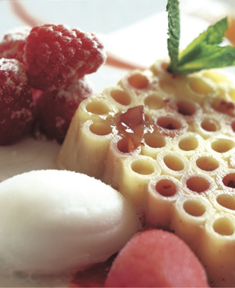 Terrine de macaronis parfumée à la rose et aux framboises